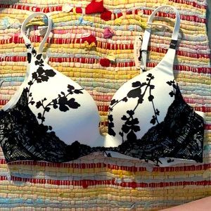 34C NWT Victoria’s Secret floral and lace bra
